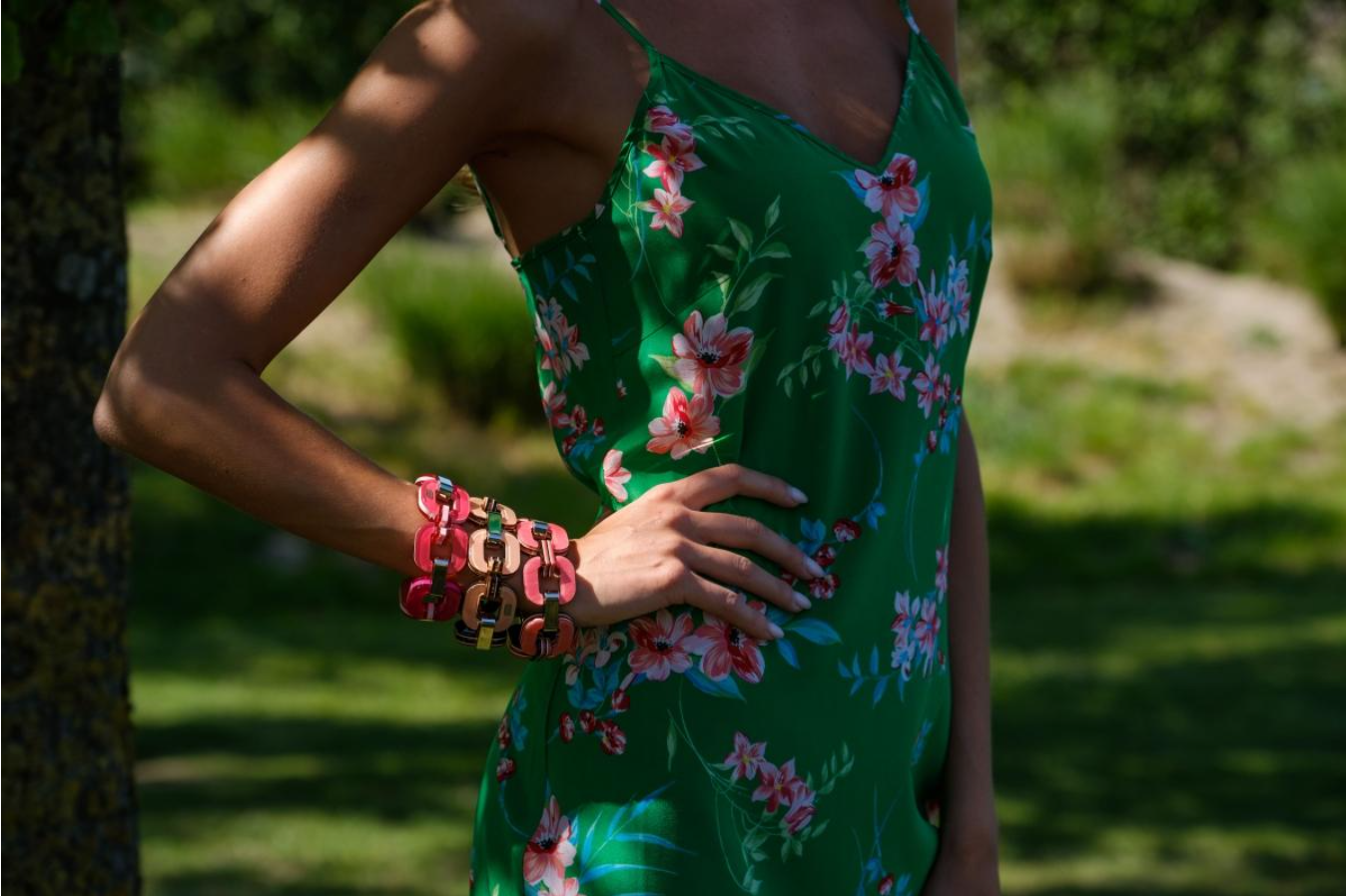 Armband op bloemenjurk