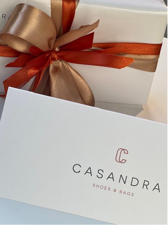 Een Casandra-cadeaubon en geschenkdoos met linten